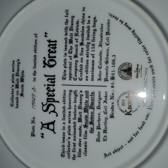 Snow White Knowles home decor plate 8-1/2" colorful Snow White A Special Treat - Picture 5 of 8